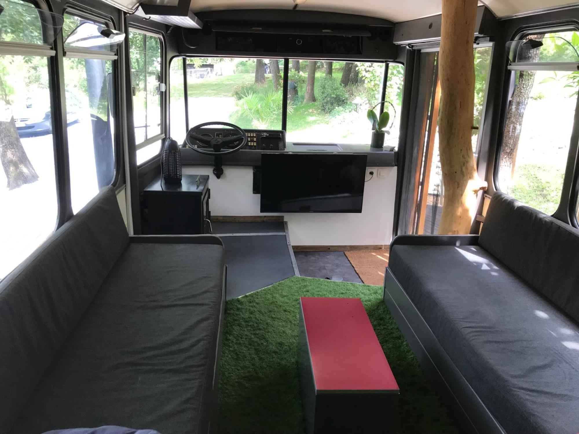 Bus Atypique Au Bord Du Canal Du Midi Et Au Coeur D'Une Foret 2 Chambres Villepinte  المظهر الخارجي الصورة