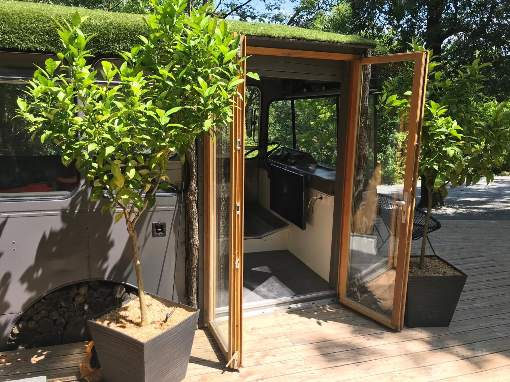 Bus Atypique Au Bord Du Canal Du Midi Et Au Coeur D'Une Foret 2 Chambres Villepinte  المظهر الخارجي الصورة