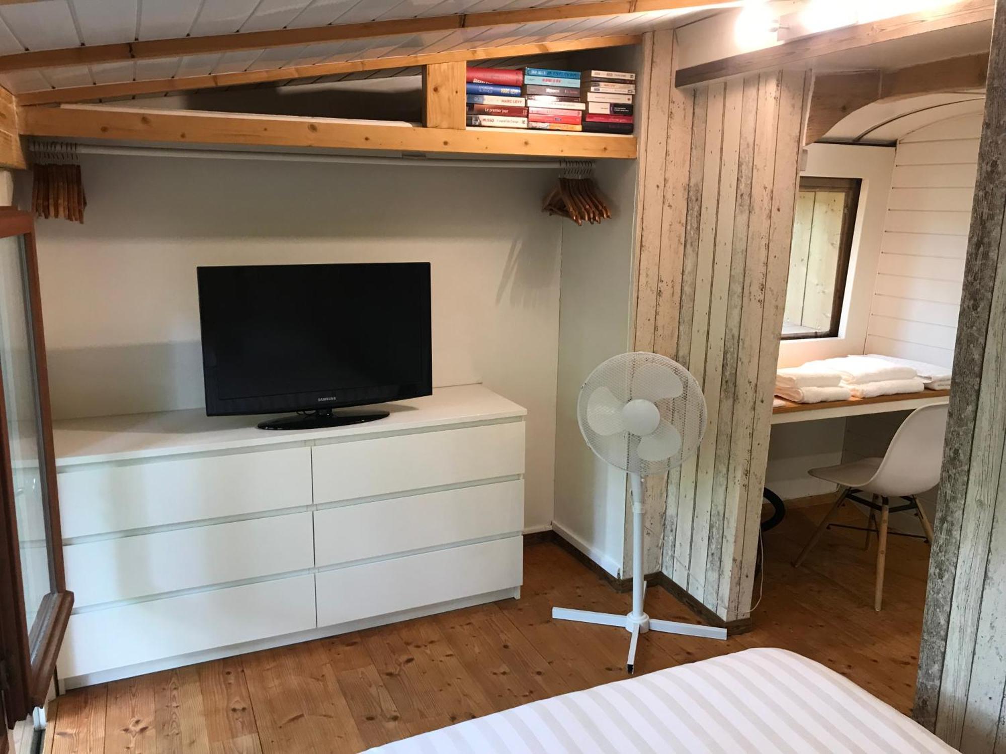 Bus Atypique Au Bord Du Canal Du Midi Et Au Coeur D'Une Foret 2 Chambres Villepinte  المظهر الخارجي الصورة