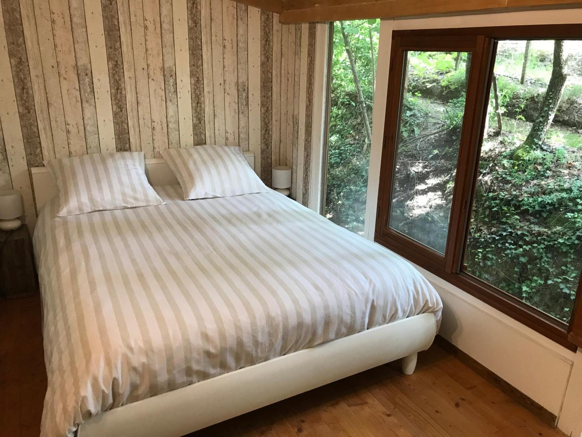 Bus Atypique Au Bord Du Canal Du Midi Et Au Coeur D'Une Foret 2 Chambres Villepinte  المظهر الخارجي الصورة