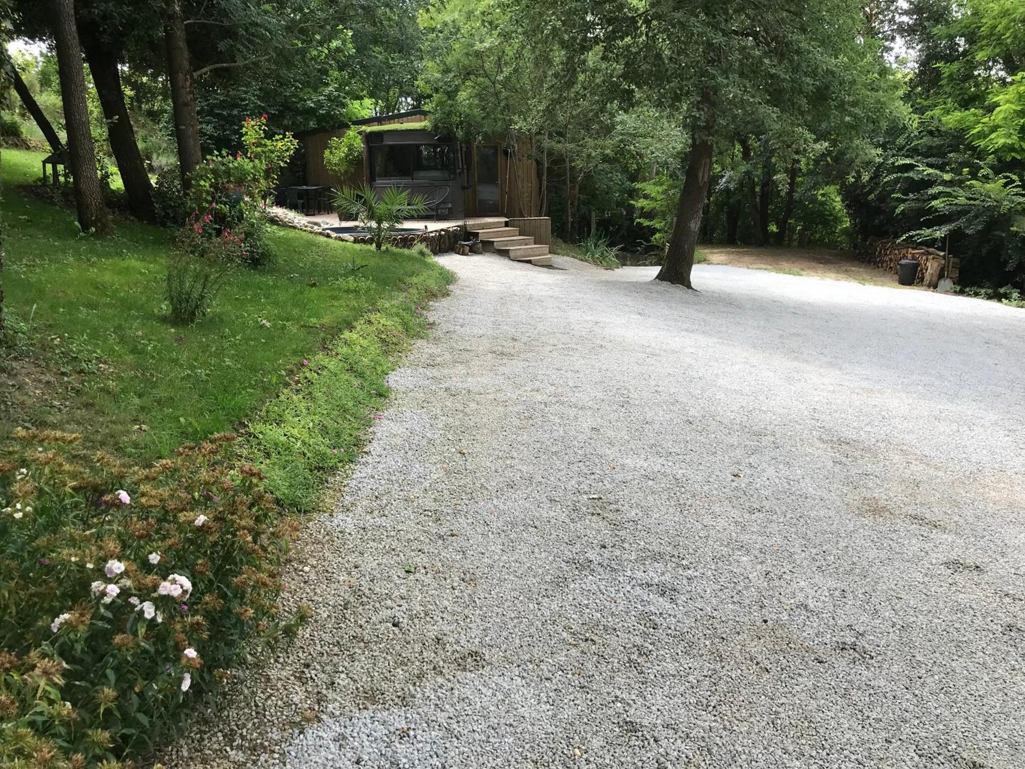 Bus Atypique Au Bord Du Canal Du Midi Et Au Coeur D'Une Foret 2 Chambres Villepinte  المظهر الخارجي الصورة